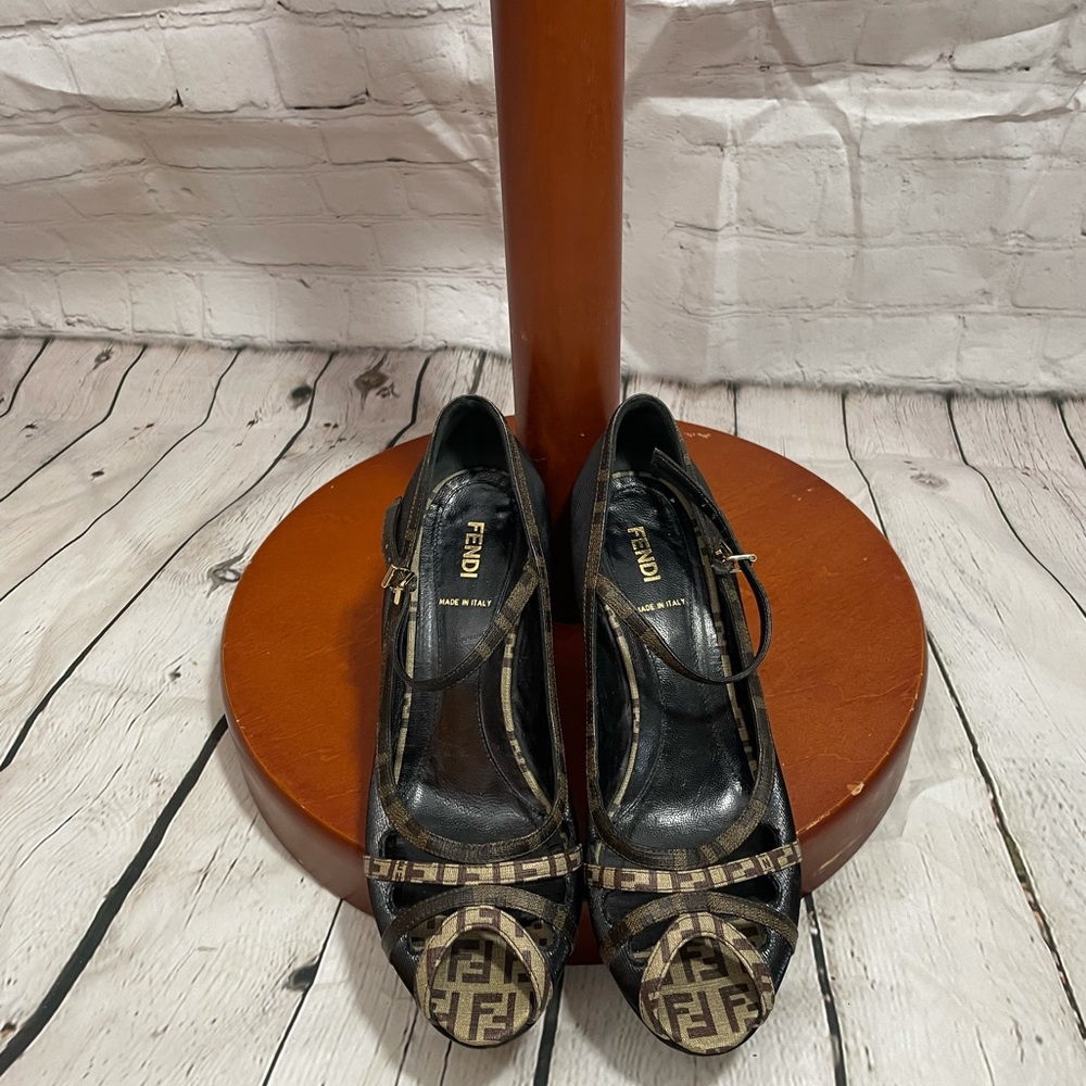 Fendi wedges size 8